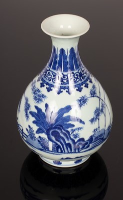 Lot 240 - A Chinese blue and white porcelain vase,...