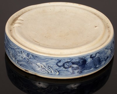 Lot 242 - A Chinese blue and white porcelain inkwell,...