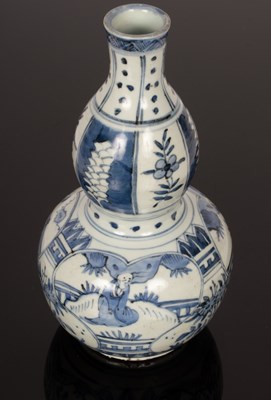 Lot 282 - A Chinese blue and white porcelain...