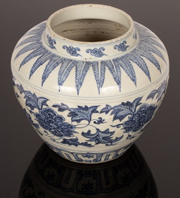 Lot 283 - A large Chinese blue and white porcelain jar,...