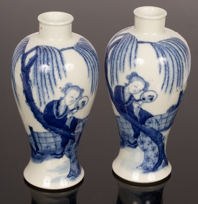 Lot 302 - A pair of Chinese baluster blue and white...