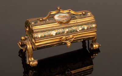 Lot 370 - A mid 19th Century gilt metal etui, the gold,...