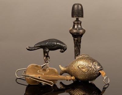 Lot 404 - An etui in the form of a seal with thimble and...