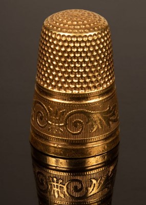 Lot 417 - A gold thimble with engraved borders, size 6,...