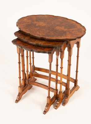 Lot 643 - A nest of three figured walnut coffee tables,...