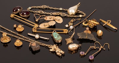 Lot 5 - A quantity of 9ct gold jewellery including two...
