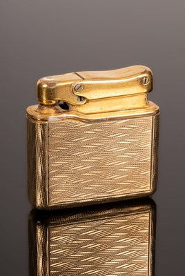 Lot 20 - A 9ct gold cigarette lighter, 4.5cm x 4.5cm