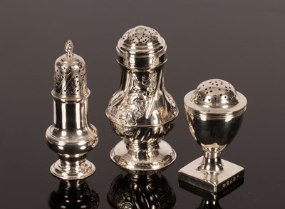 Lot 118 - A George II silver pepper pot, London, 1745,...