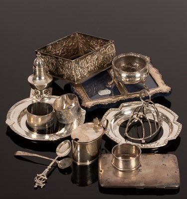 Lot 131 - Sundry silver including a cauldron salt,...