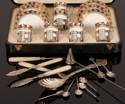 Lot 134 - A Victorian cased set of silver cake eaters,...