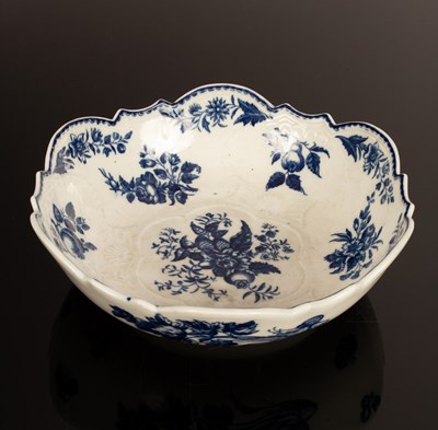 Lot 239 - A Caughley blue and white pine cone pattern...