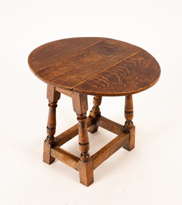 Lot 655 - An oak two-flap coffee table