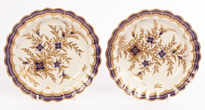 Lot 427 - A pair of Worcester porcelain scalloped small...