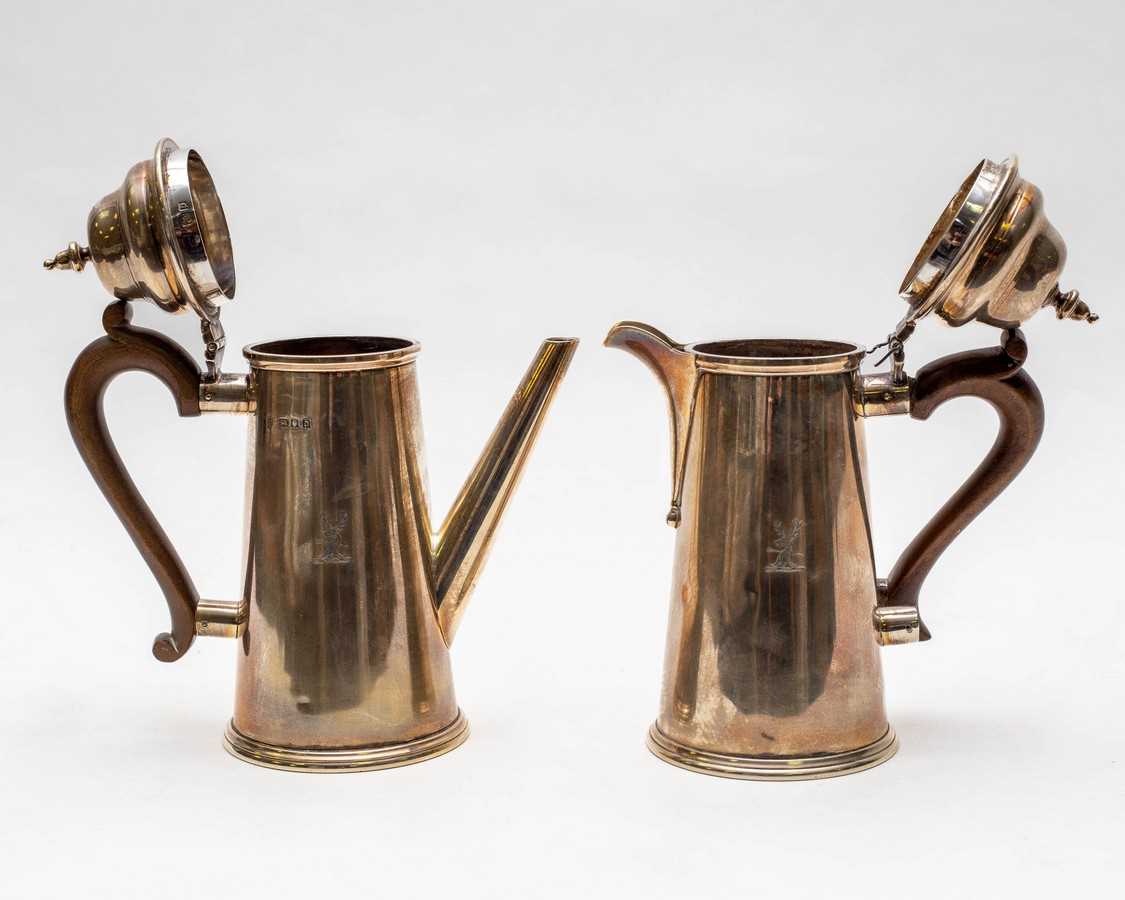 Lot 34 - A silver coffee pot and teapot, Goldsmiths &...