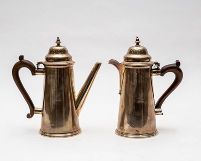 Lot 34 - A silver coffee pot and teapot, Goldsmiths &...
