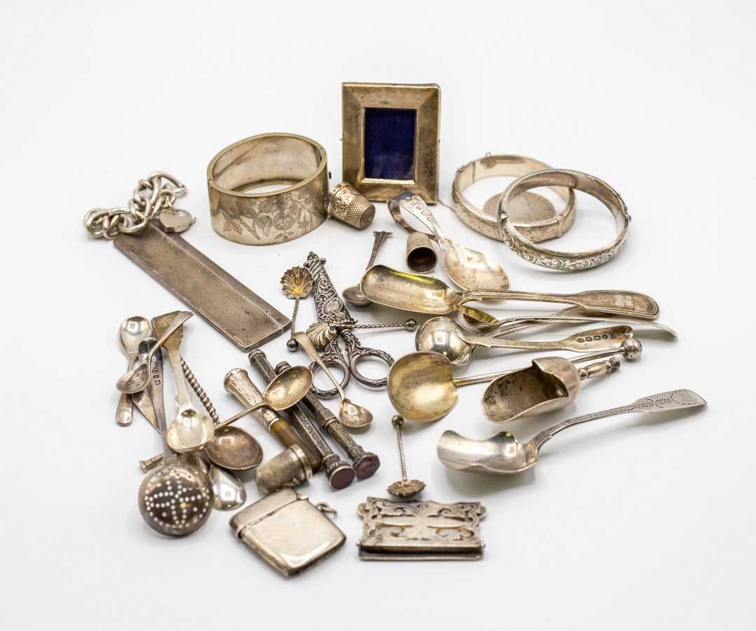 Lot 41 - A mixed quantity of sundry silver to include a...