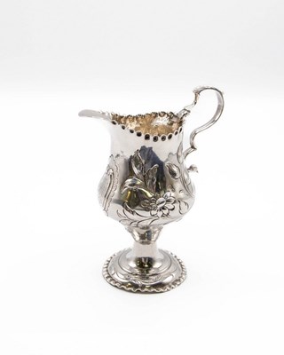 Lot 61 - A George III silver cream jug, BB, London 1777,...