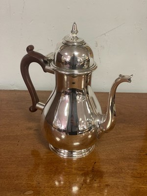 Lot 82 - A silver coffee pot, William Comyns & Sons,...