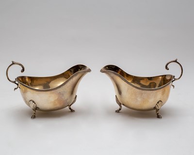 Lot 125 - A pair of George V silver sauce boats, Mappin...