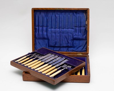 Lot 135 - An Edwardian cased set of twelve silver fish...