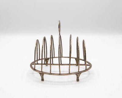 Lot 149 - A George III silver toast rack, Robert, David...