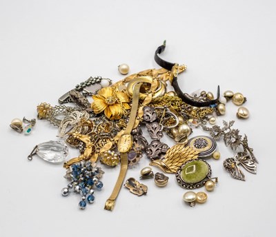 Lot 209 - A quantity of costume jewellery, including...