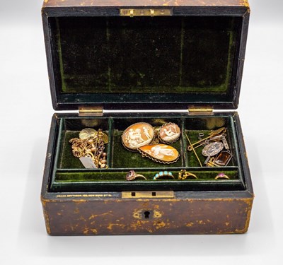 Lot 224 - A quantity of 9ct gold and other jewellery...