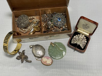 Lot 231 - A quantity of costume jewellery in a silver...