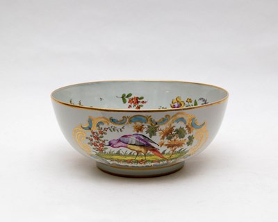 Lot 307 - A Samson bowl, the exterior with reserves of...