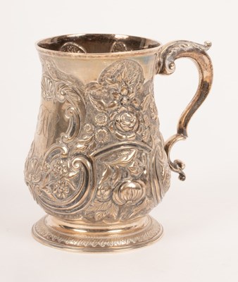Lot 35 - A George III silver mug, makers mark LB,...