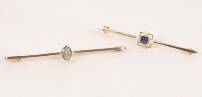 Lot 92 - An Edwardian bar brooch centred by a square...