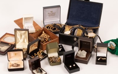 Lot 95 - A large quantity of costume jewellery and watches