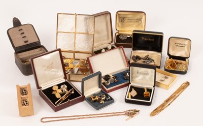 Lot 97 - A quantity of jewellery and costume jewellery...