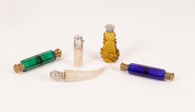 Lot 123 - A cut glass horn-shaped scent bottle with...