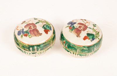 Lot 65 - Pair of Chinese porcelain boxes, 19th Century,...