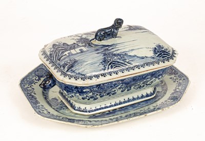 Lot 97 - A Chinese export blue and white tureen and...