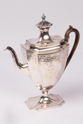 Lot 32 - A George III silver coffee pot, John Robins,...