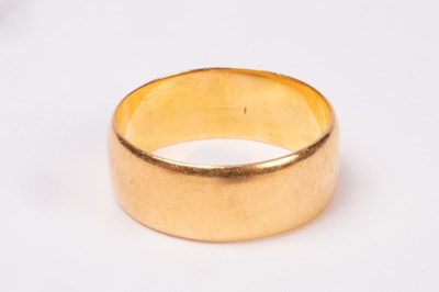 Lot 153 - A 22ct gold wedding band, size O/P,...