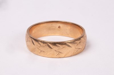 Lot 154 - A 9ct gold wedding band, with etched detail,...