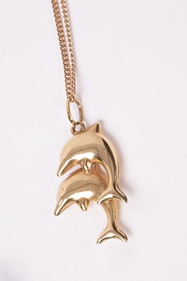 Lot 174 - A 9ct gold dolphin pendant on chain,...