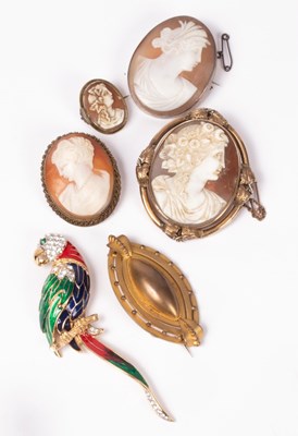 Lot 176 - A costume jewellery brooch of parrot form,...