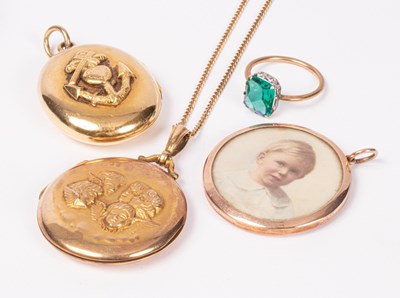 Lot 185 - A 9ct gold circular pendant with portrait of a...