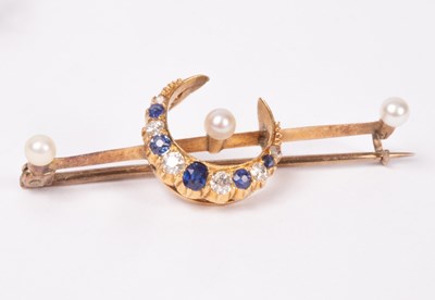 Lot 201 - A gold knife-edge bar brooch set three...