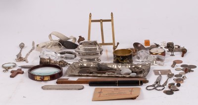 Lot 334 - A quantity of sundries including a small brass...