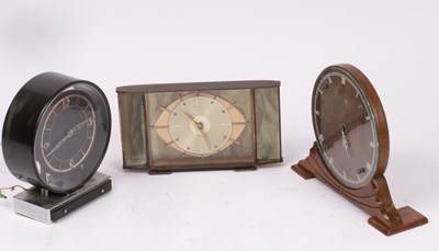 Lot 474 - A Smith's Art Deco mantel clock in a walnut...