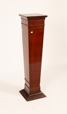 Lot 552 - An Edwardian mahogany tapered pedestal with...