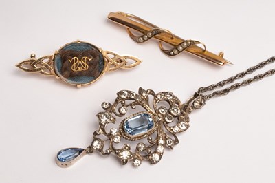 Lot 19 - A 20th Century memorial brooch, the central...