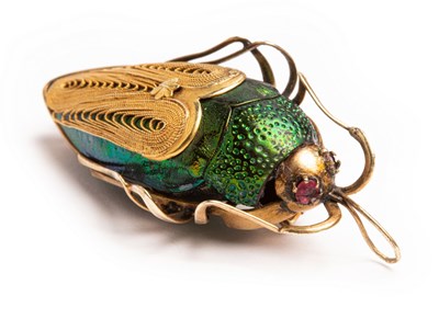 Lot 30 - A Victorian jewel beetle brooch/pendant, the...