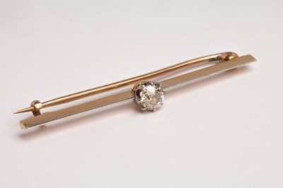 Lot 51 - An Edwardian diamond solitaire bar brooch, set...