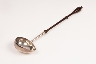 Lot 113 - A George II silver toddy ladle, Thomas Cooke...